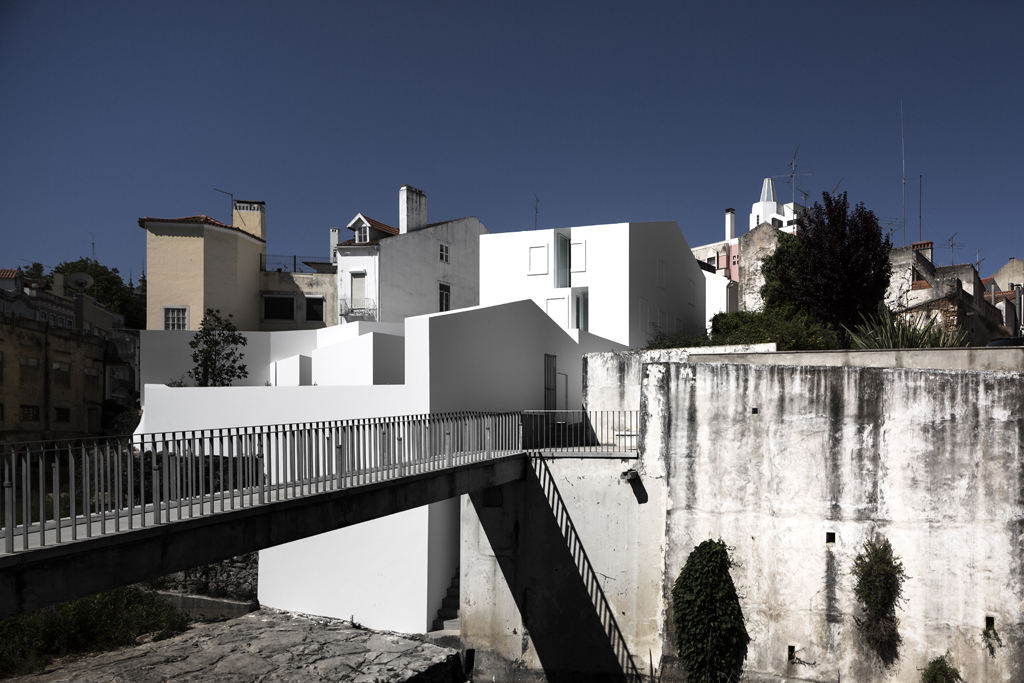 House in Alcobaça by Aires Mateus | METALOCUS